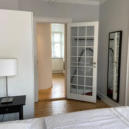 Bright 2-bedroom In Sophisticated Frederiksberg Appartement *